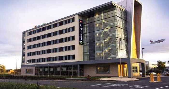 Exterior Holiday Inn Express Liverpool John Lennon Airport