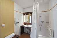 Toilet Kamar Zenitude Hôtel-Résidences Toulon Six Fours