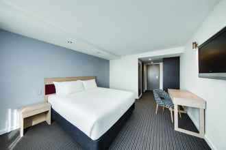Kamar Tidur 4 Naumi Studio Hotel Sydney