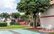 Kolam Renang 5 Days Inn by Wyndham West Palm Beach