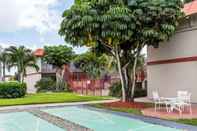 Kolam Renang Days Inn by Wyndham West Palm Beach