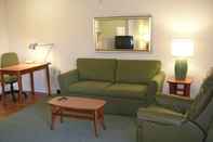Common Space Extended Stay Deluxe Universal