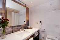 Toilet Kamar Ramada by Wyndham Seoul