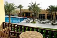 Kolam Renang Al Hamra Village Golf Resort