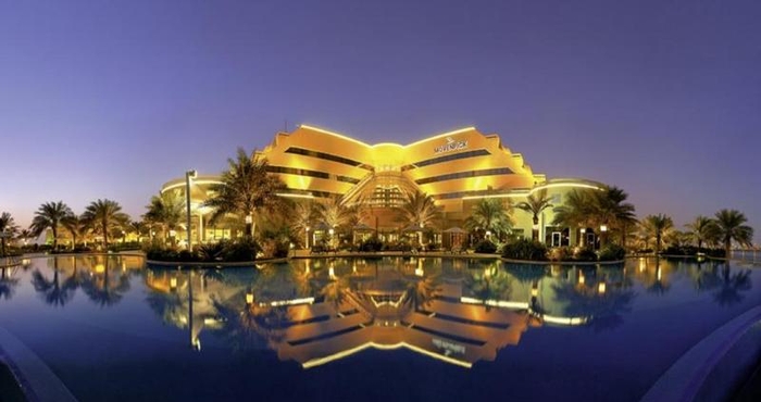 Swimming Pool Movenpick Hotel Bahrain