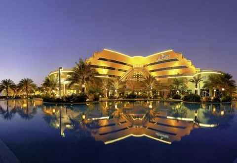 Swimming Pool Movenpick Hotel Bahrain