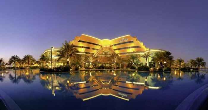 Swimming Pool Movenpick Hotel Bahrain