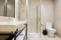 Toilet Kamar Uma Suites Luxury Midtown