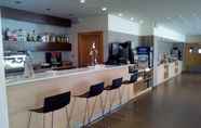 Bar, Kafe, dan Lounge 3 B&B Hotel Madrid Aeropuerto T1 T2 T3