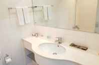 Toilet Kamar Free Town Apartment Hotel Beijing