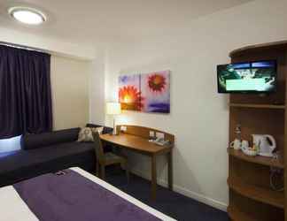 Bedroom 2 Premier Inn Glasgow City South