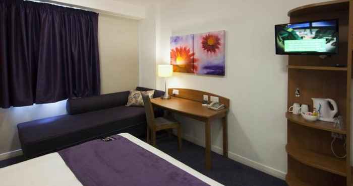 Bedroom Premier Inn Glasgow City South