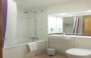 In-room Bathroom 3 Premier Inn Glasgow City South