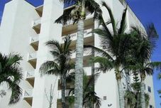 Bangunan Sun Tower Hotel & Suites On The Beach