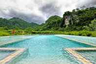 Swimming Pool Avartarn Miracles Hotel