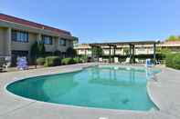 Kolam Renang Rodeway Inn & Suites Yosemite