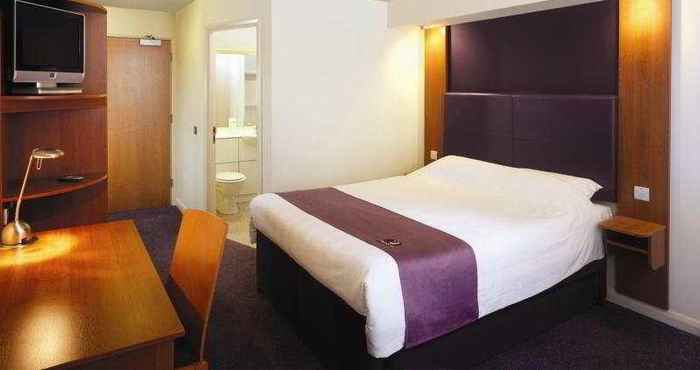 Bedroom Premier Inn LON Heathrow Airport T2 & T3 (Bath Rd)