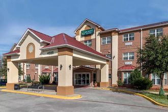 外部的 4 Quality Suites Addison-Dallas