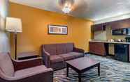 Lobby 6 Quality Suites Addison-Dallas