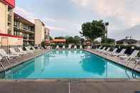 Swimming Pool Econo Lodge & Suites Resort