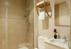 In-room Bathroom 7 MH Apartments Ramblas