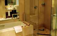 Phòng tắm bên trong 6 KunTai Royal Hotel