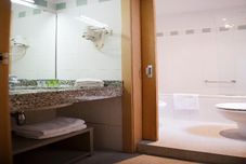 Toilet Kamar MH Apartments Opera Rambla