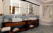 In-room Bathroom 7 Boutique hotel More