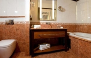 Toilet Kamar 3 Boutique hotel More