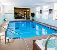 Swimming Pool 2 FairBridge Inn & Suites Leavenworth