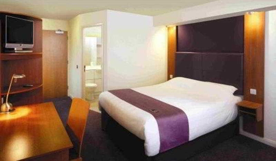 Bedroom 2 Premier Inn MAN Airport (M56/J6) Runger Lane North