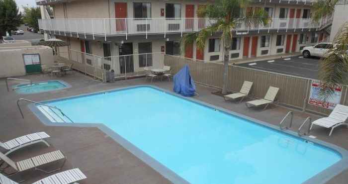 Swimming Pool Motel 6 Fresno