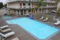 Swimming Pool Motel 6 Fresno