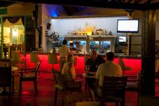 バー、カフェ、およびラウンジ Rebin Beach