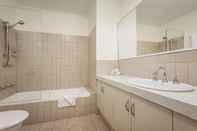 Toilet Kamar Best Western Northbridge Apartments