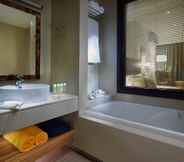 In-room Bathroom 2 Filion Suites Resort & Spa