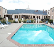 Swimming Pool 4 Red Roof PLUS+ & Suites Knoxville West-Cedar Bluff