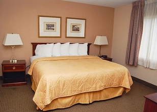 Bedroom 4 Red Roof PLUS+ & Suites Knoxville West-Cedar Bluff