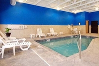 สระว่ายน้ำ Comfort Suites East Broad at 270