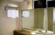 Toilet Kamar 5 Grand Chancellor Palm Cove