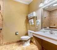 In-room Bathroom 2 Comfort Suites Lufkin