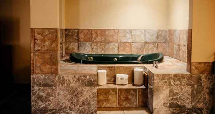 In-room Bathroom Country Inn & Suites by Radisson Battle Creek MI
