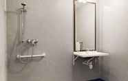 In-room Bathroom 5 Comfort Suites Port-Marly Paris Ouest