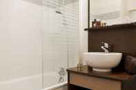 In-room Bathroom Comfort Suites Port-Marly Paris Ouest