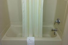 客房浴室 Americas Best Value Inn Schenectady Albany W