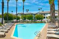 Swimming Pool Hotel Karlan San Diego A DoubleTree by Hilton