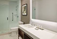 客室内バスルーム 3 Hotel Karlan San Diego A DoubleTree by Hilton