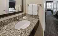 In-room Bathroom 4 La Quinta Inn & Suites by Wyndham Anaheim