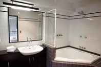 In-room Bathroom Park8 Hotel - by 8Hotels