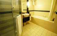 In-room Bathroom 5 Somerset Seri Bukit Ceylon
